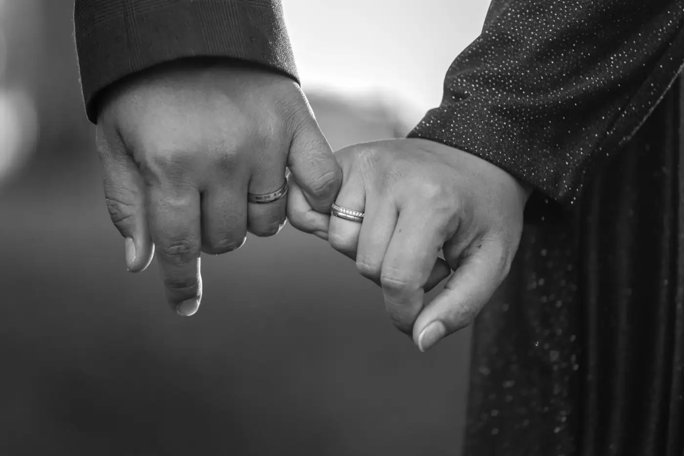 Deux mains et leurs alliances.