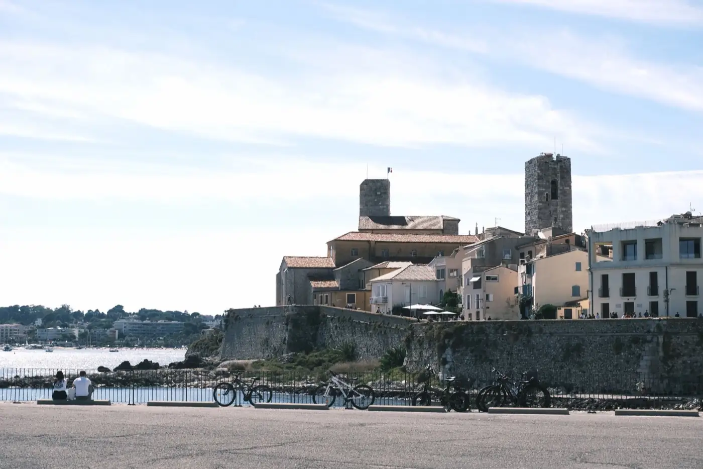 Le front de mer d'Antibes et sa tour, au bord de la Méditerranée.