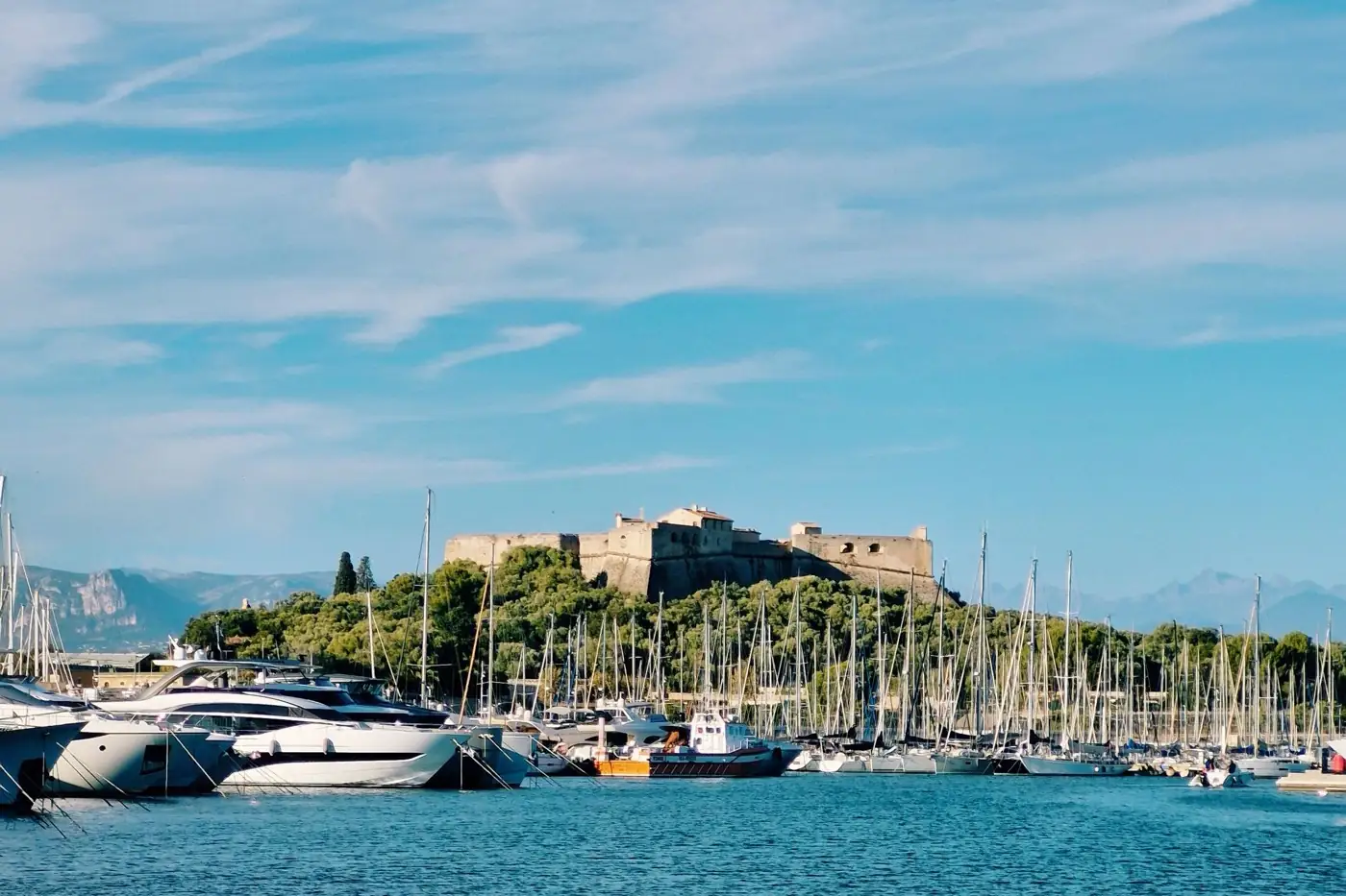 Le port d'Antibes et le Fort Carré, vus depuis la mer.