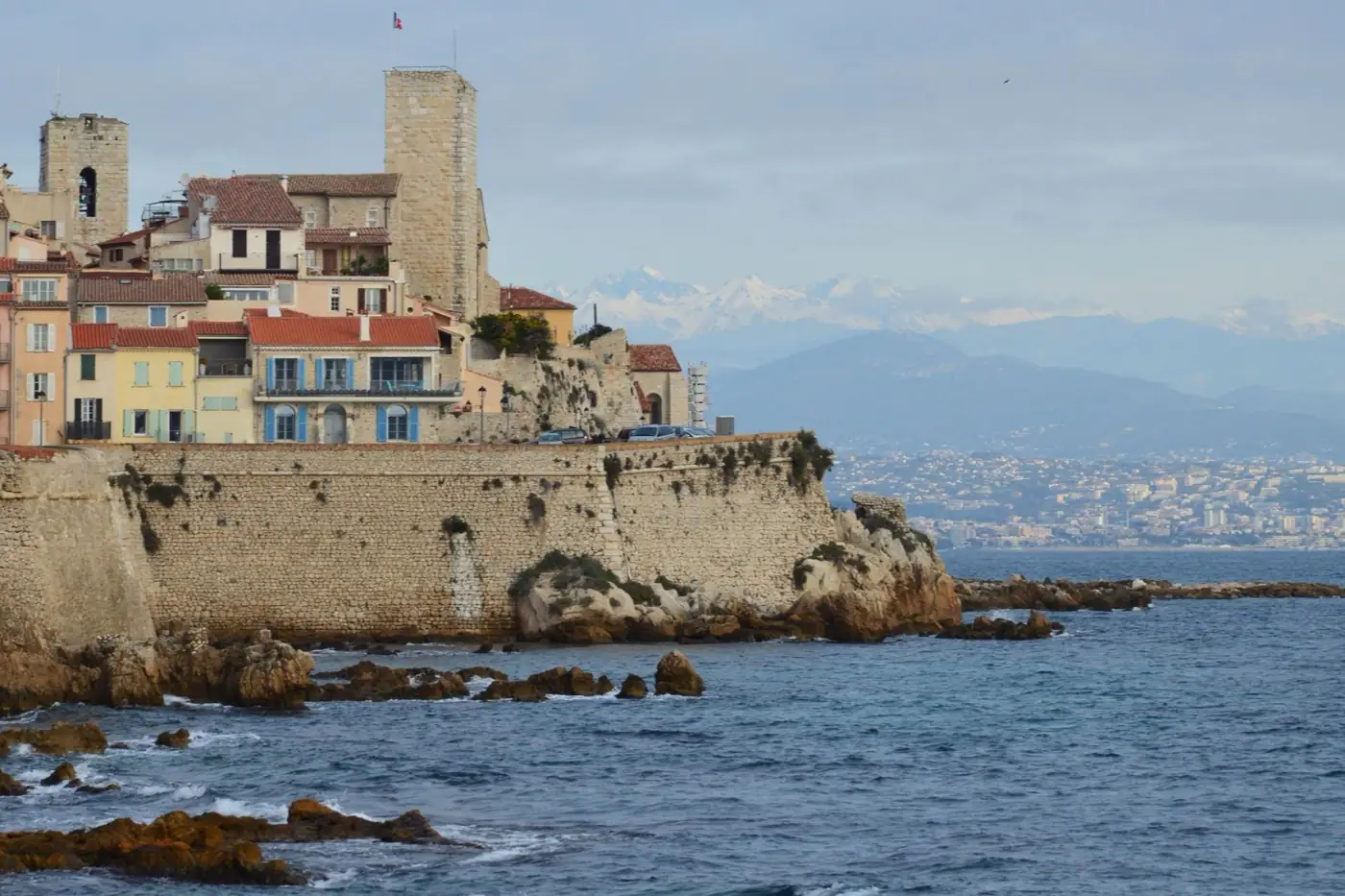 Les remparts d'Antibes face à la Méditerranée.