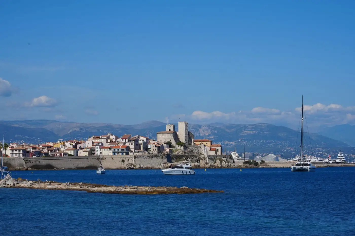 La vieille ville d'Antibes et son port de plaisance.