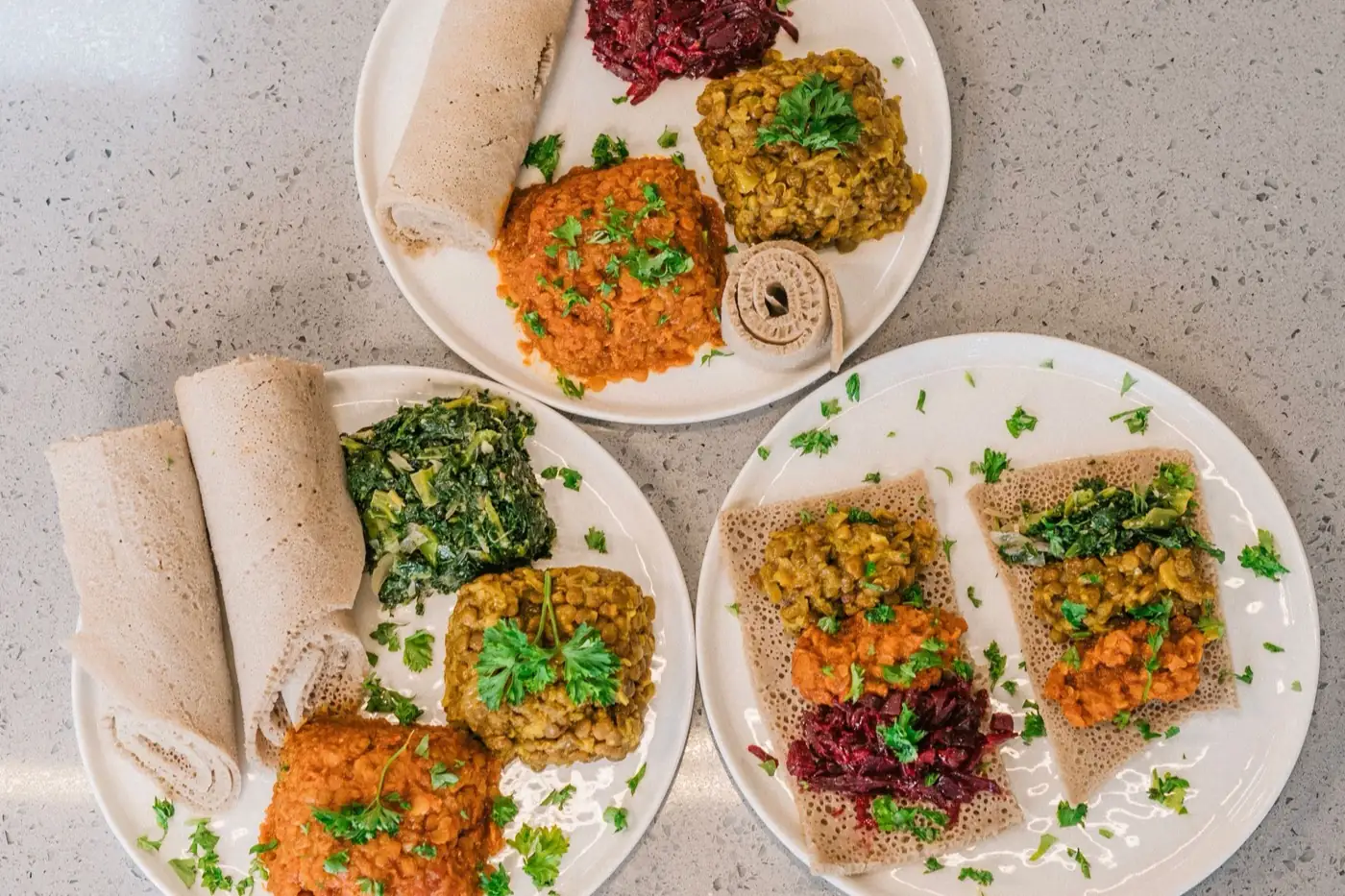 Des assiettes de plats végétariens posées sur une table.