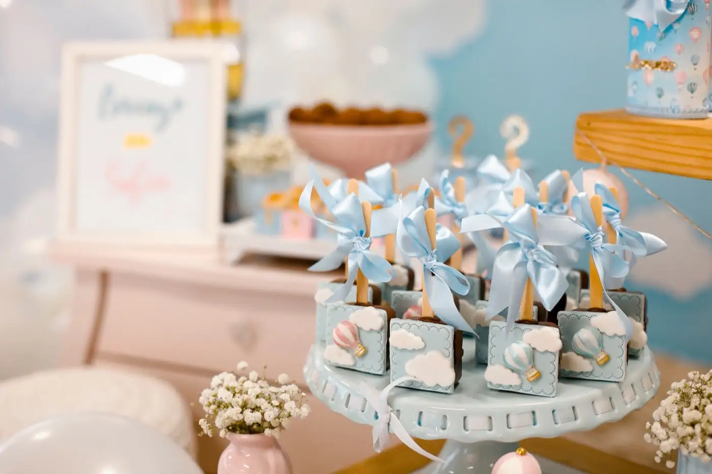 Un buffet de baby shower et sa décoration.
