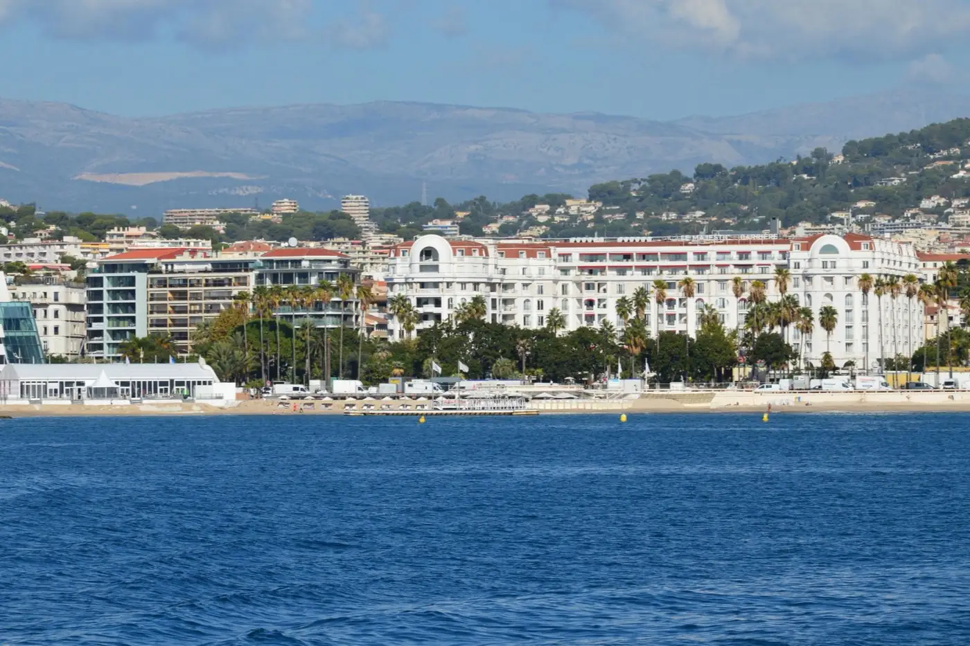 La baie de Cannes et sa Croisette, vues de la mer.