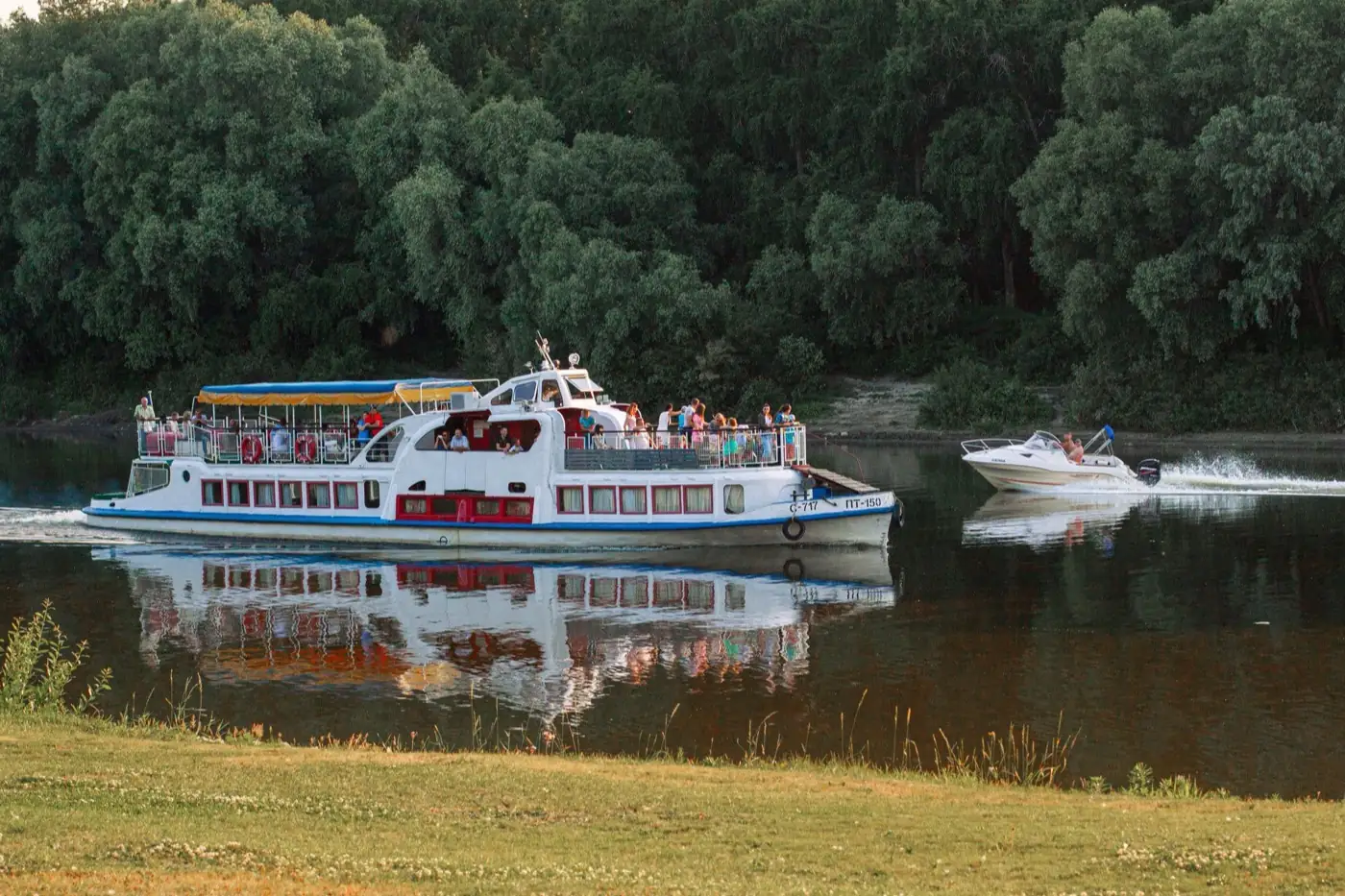 Un bateau de croisière fluviale sur la rivière.