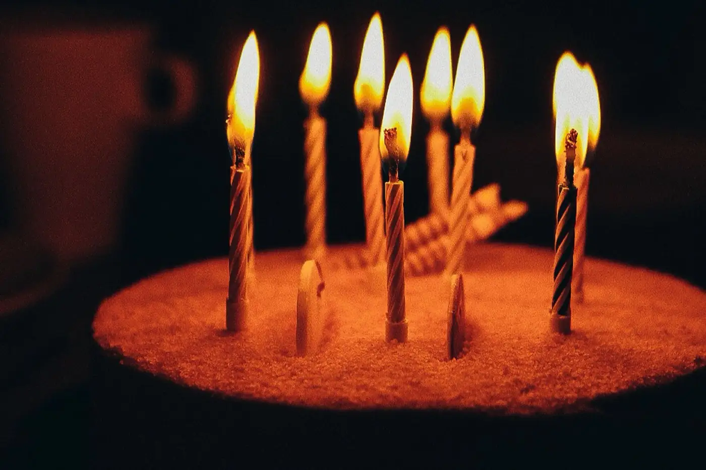 Des bougies allumées sur un gâteau d'anniversaire.