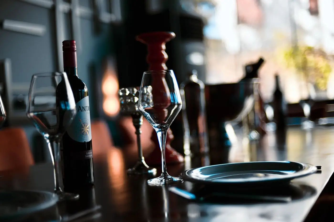 Une bouteille de vin et deux verres posés sur une table.