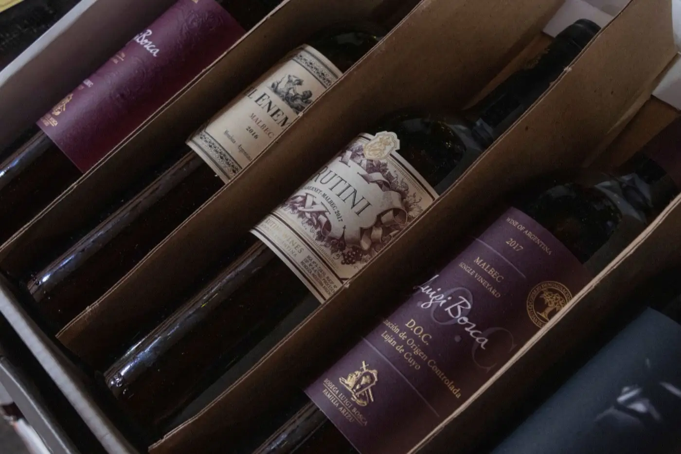 Des bouteilles couchées dans leur casier, étiquettes en vue.