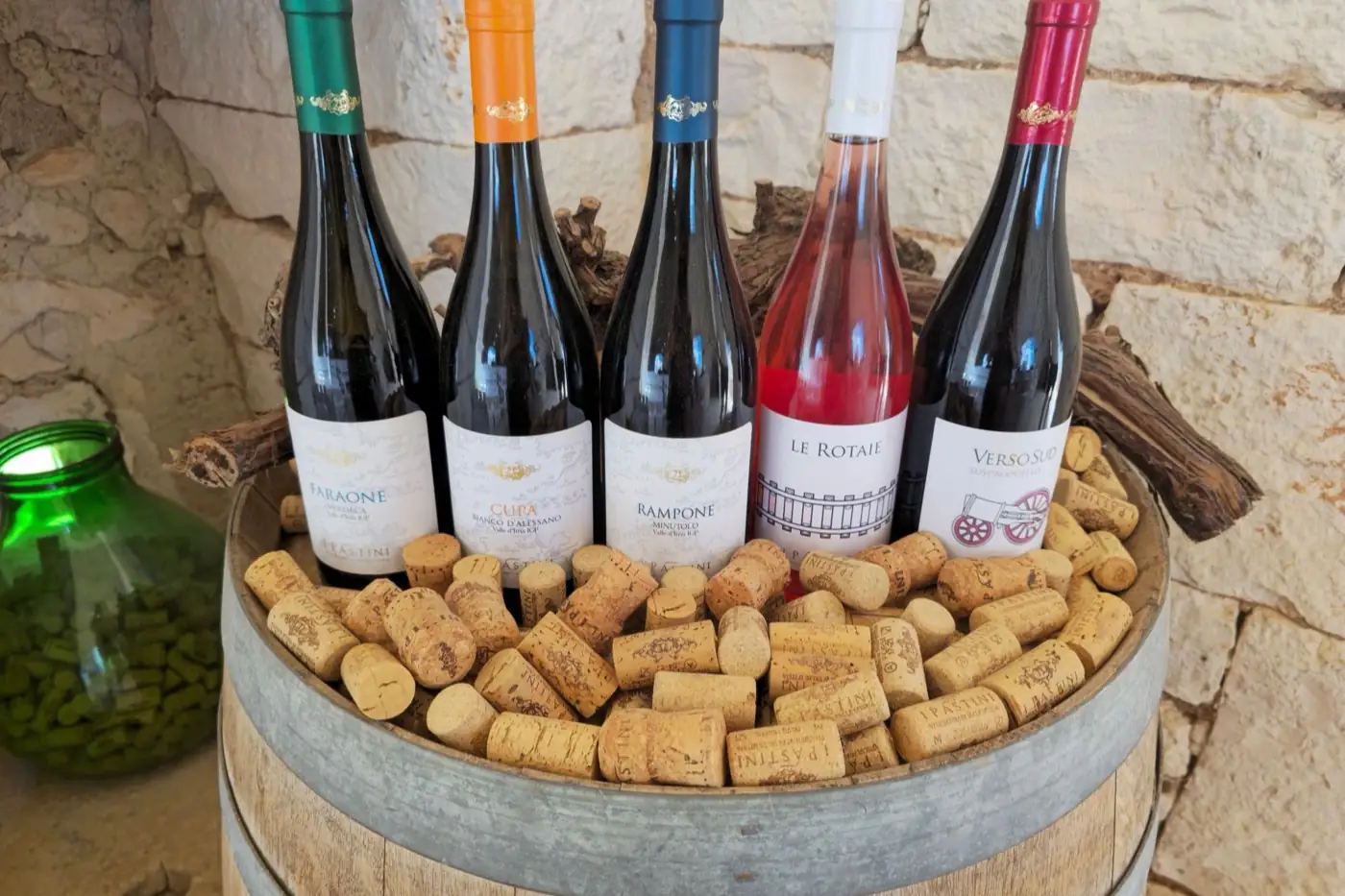 Des bouteilles et des verres posés sur une barrique.