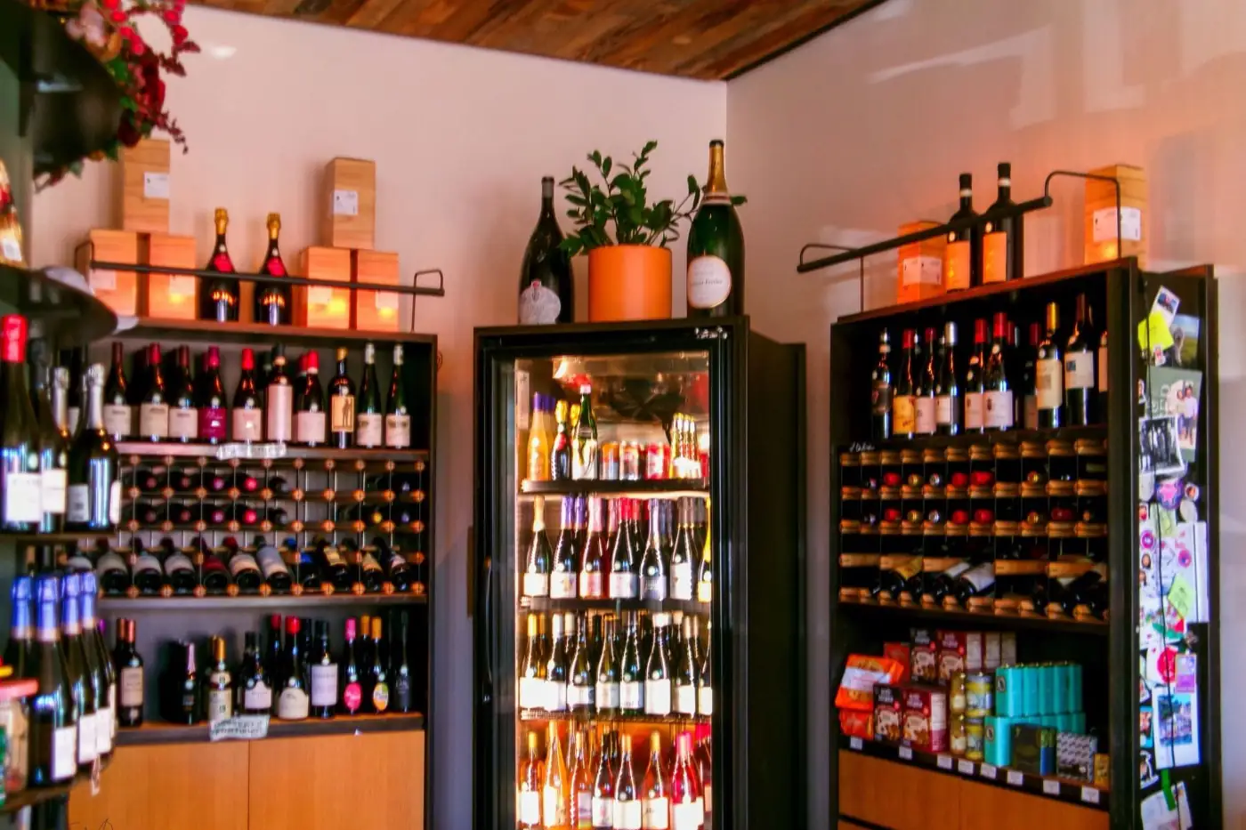 L'intérieur d'une boutique de caviste.