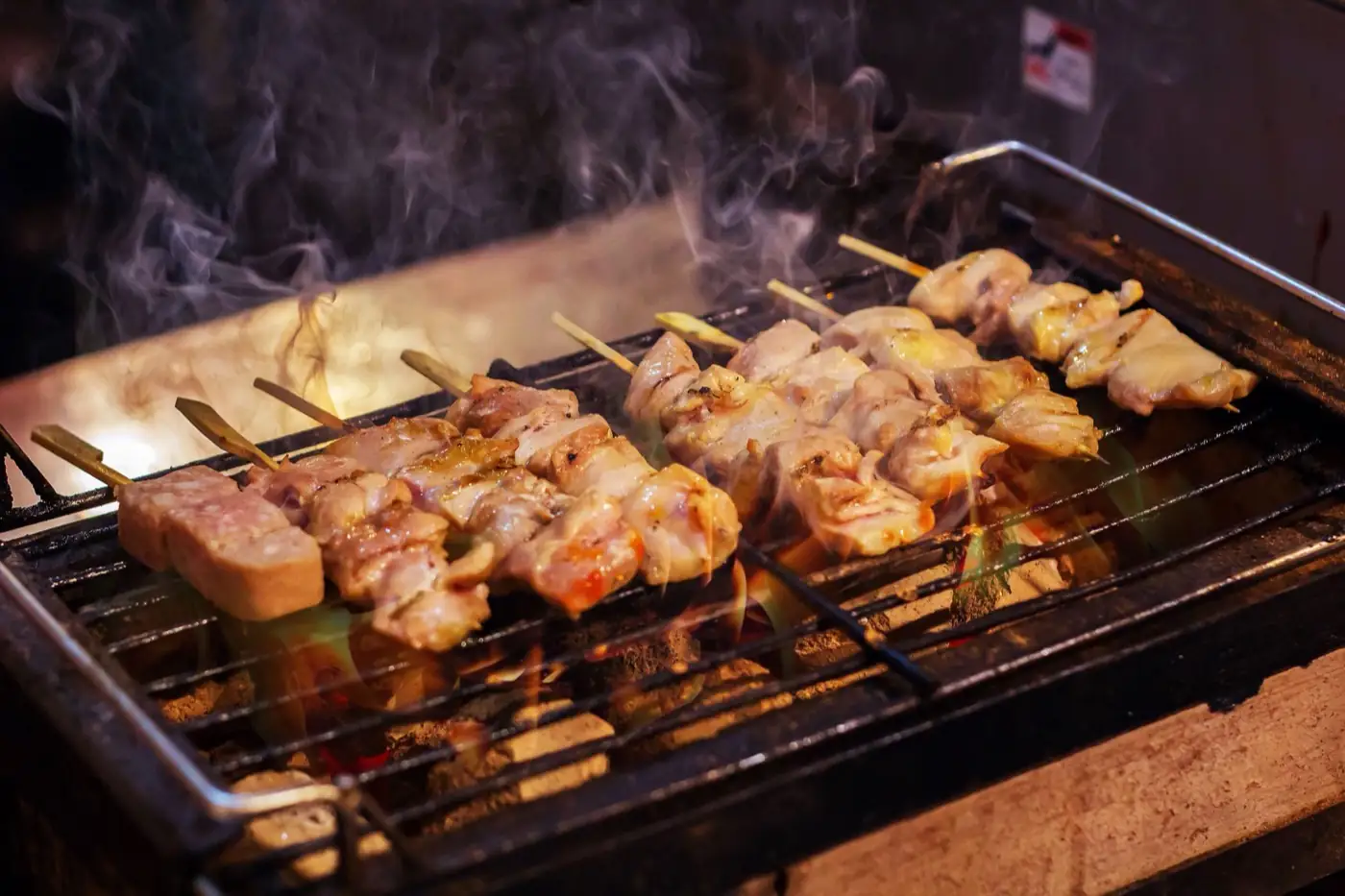 Des brochettes sur le gril d'un barbecue.