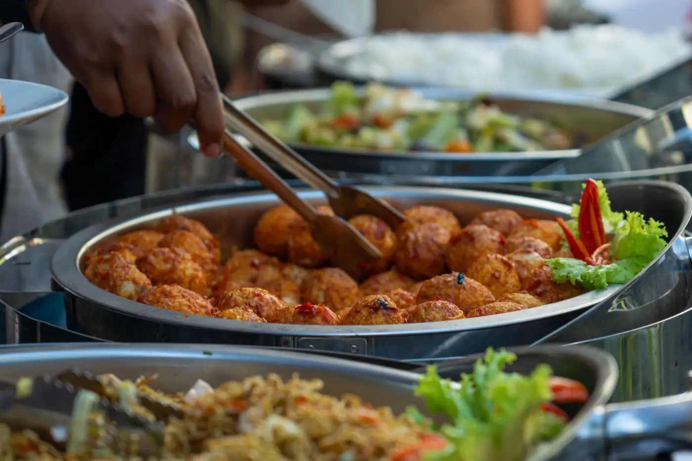 Un buffet de traiteur servi au chafing dish.