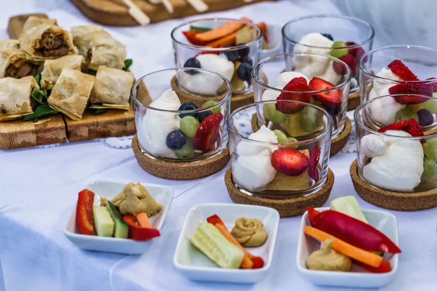 Un buffet de verrines et de bouchées froides.
