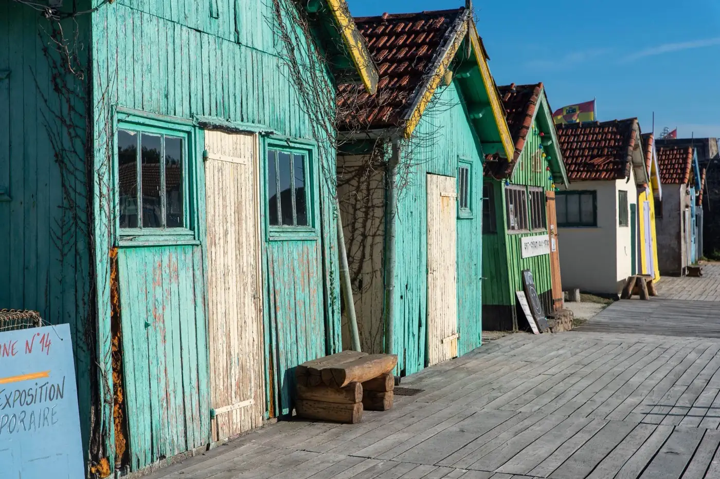 Les cabanes colorées d'un port ostréicole.