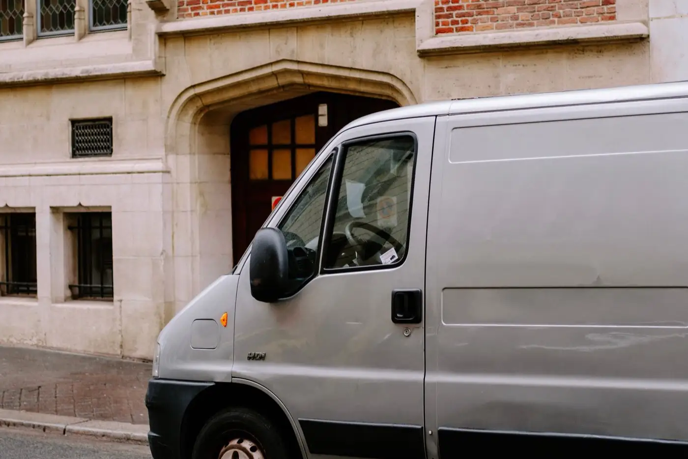 Un camion de livraison garé devant un bâtiment.
