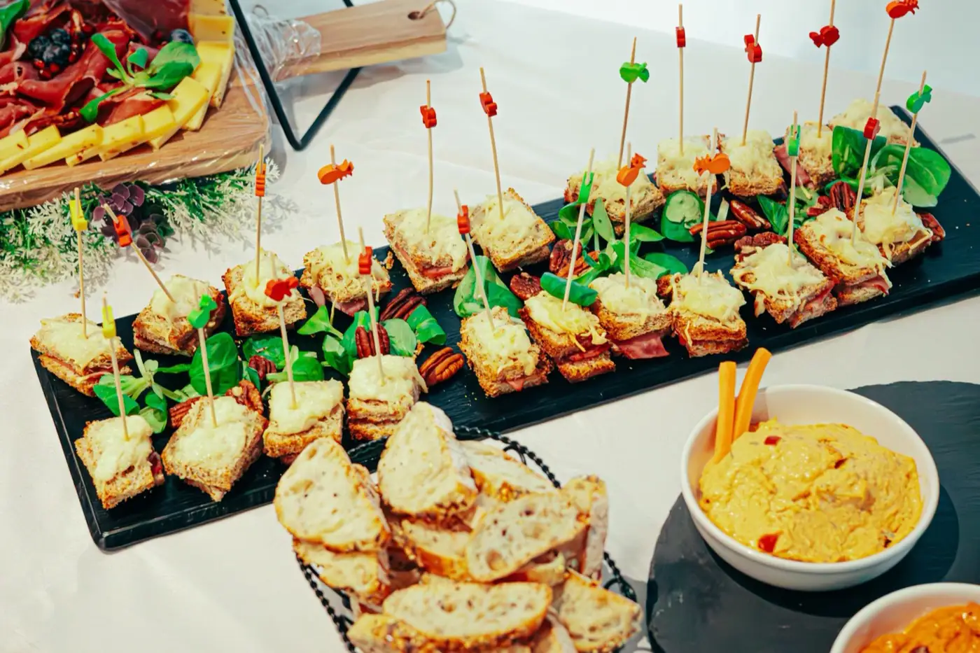 Un plateau de canapés pour l'apéritif.