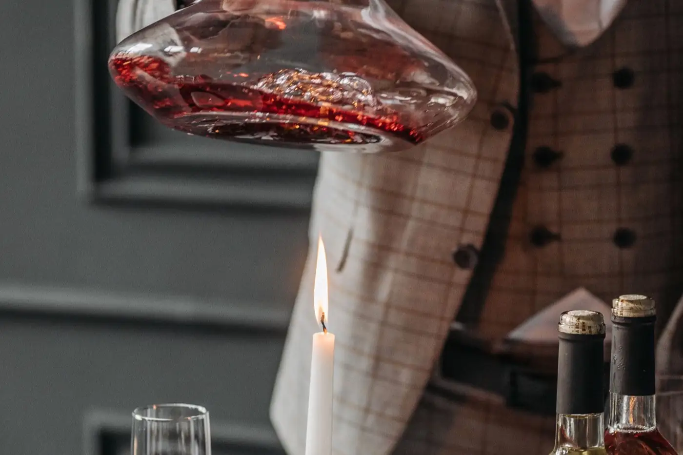 Du vin rouge versé dans une carafe.