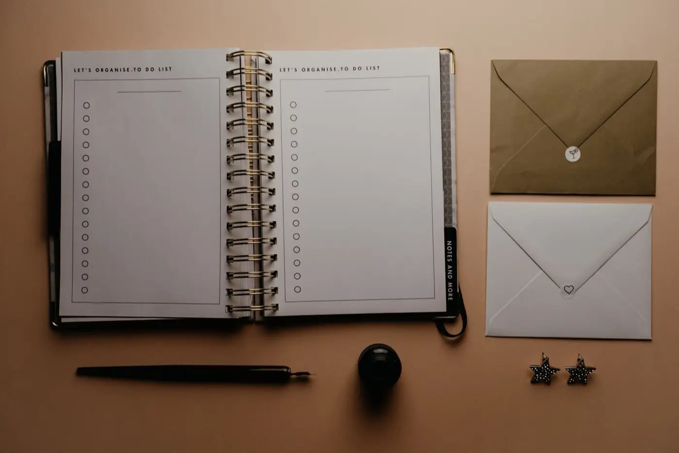 Un carnet d'organisation ouvert sur une table.