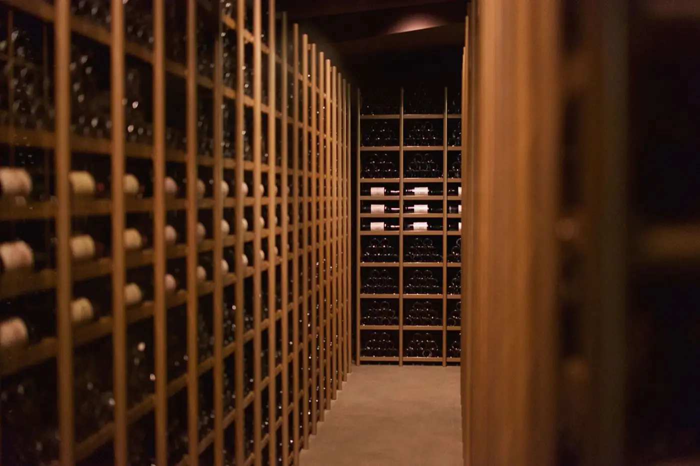 Une cave de vieillissement et ses casiers.
