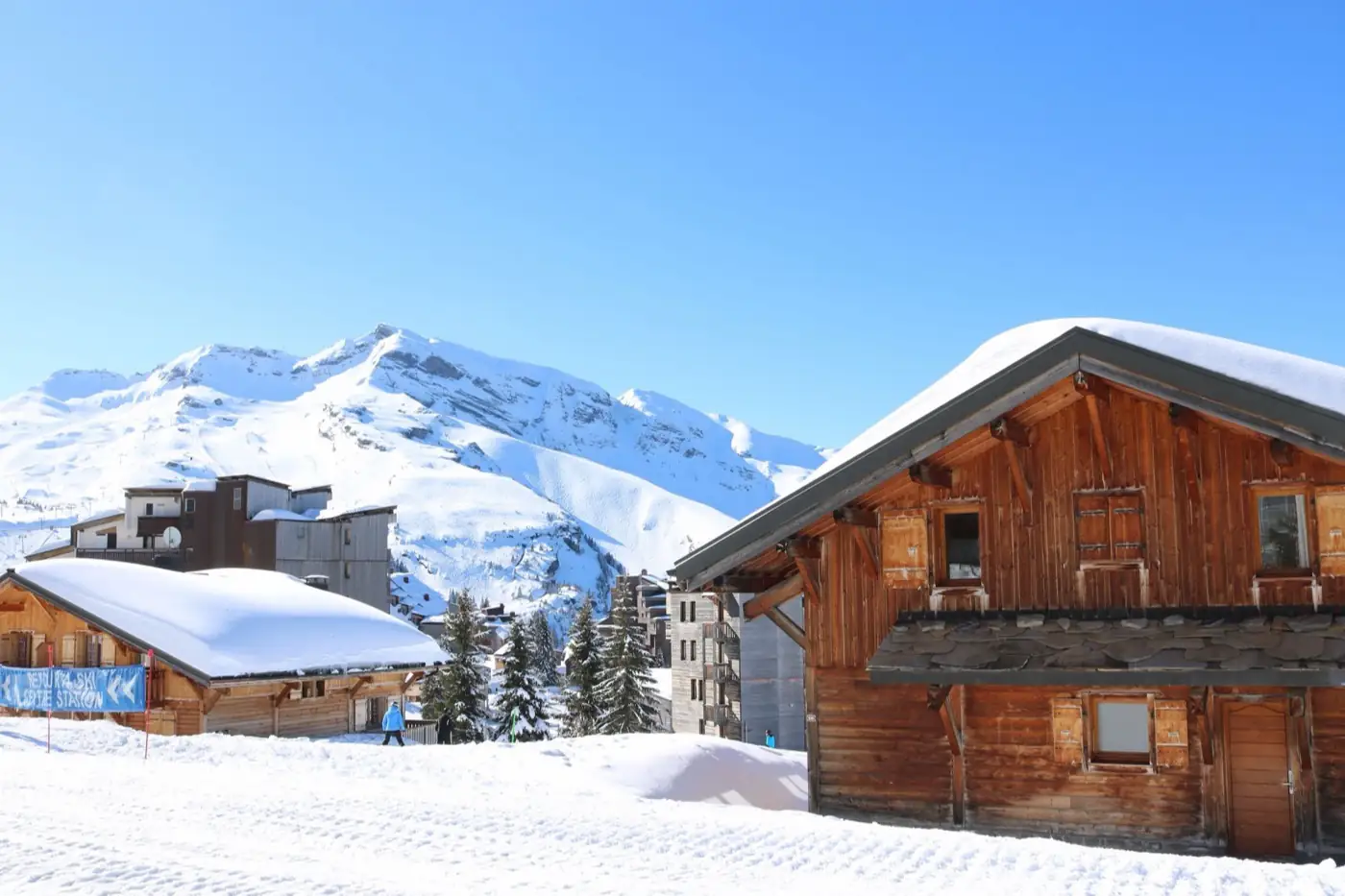 Un chalet de montagne sous la neige.