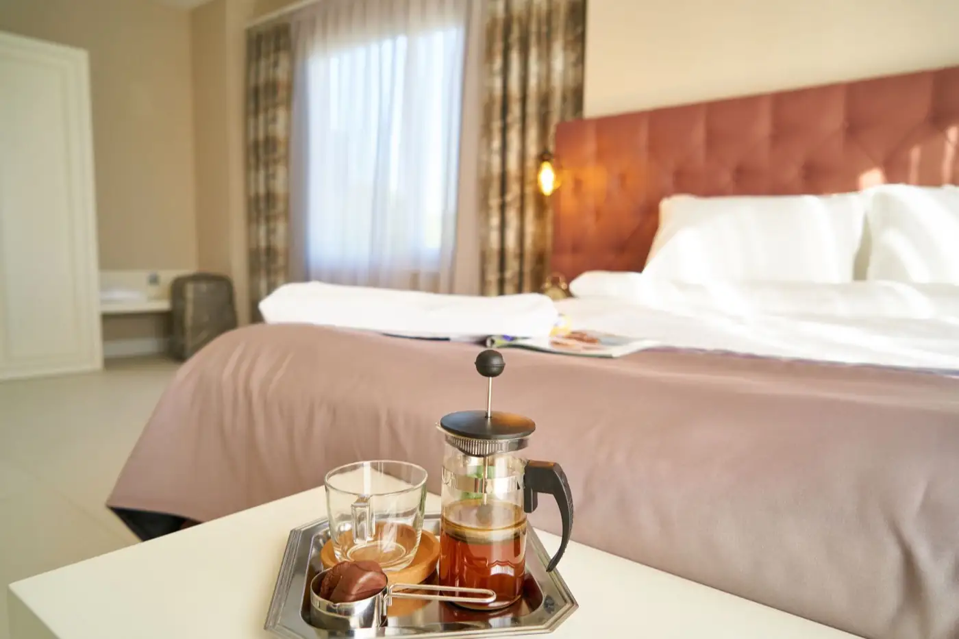 Une chambre d'hôtes et son plateau de courtoisie.