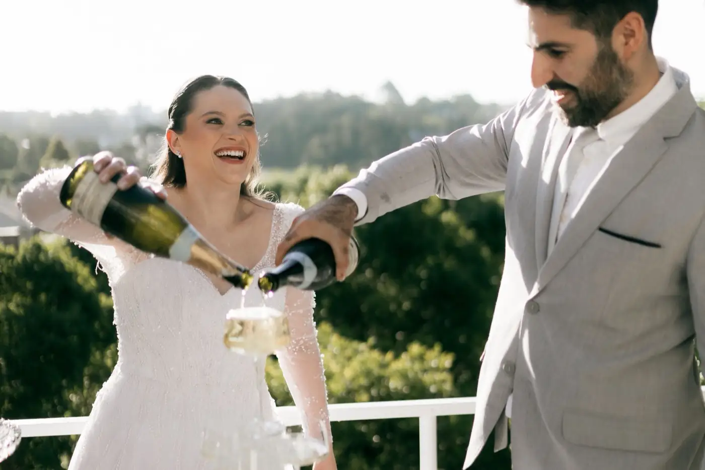 Service du champagne en extérieur, pendant un mariage.