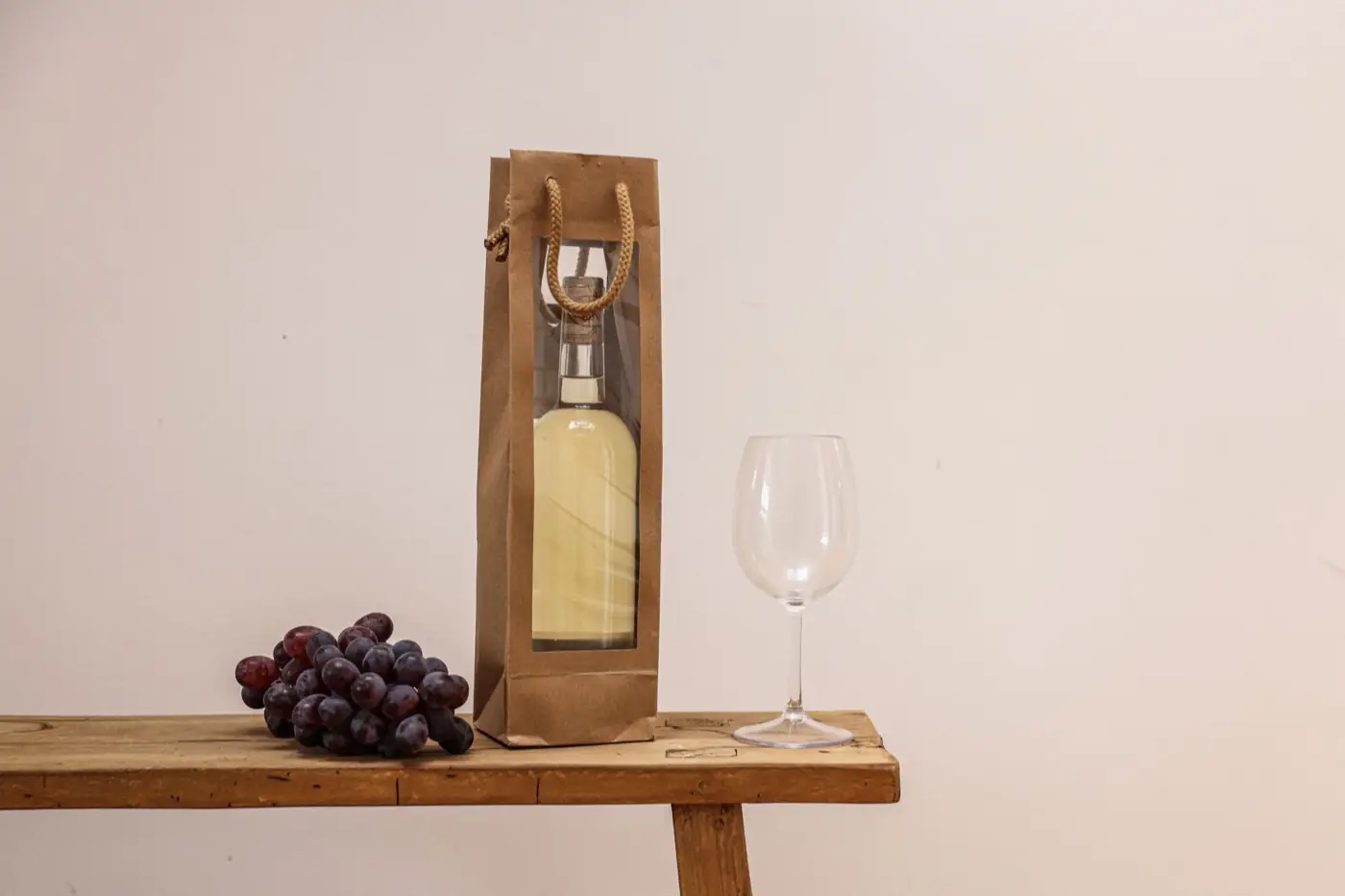 Une bouteille dans son coffret cadeau, avec deux verres.