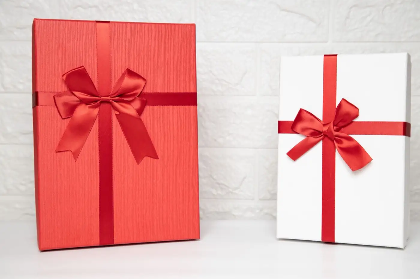 Deux coffrets cadeaux fermés par un ruban.