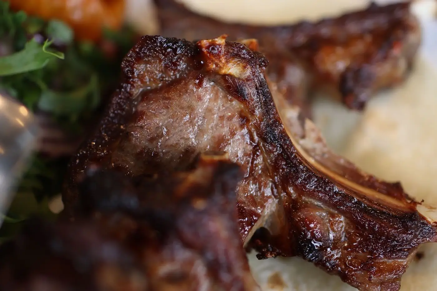 Des côtes d'agneau grillées.