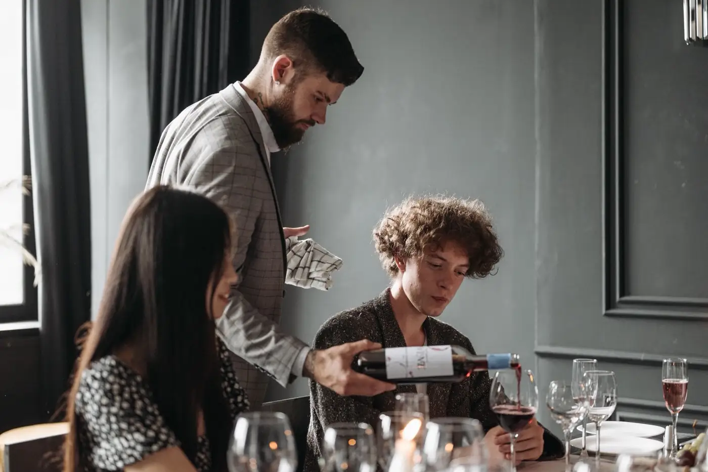 Un cours de dégustation : les verres sont servis à table.