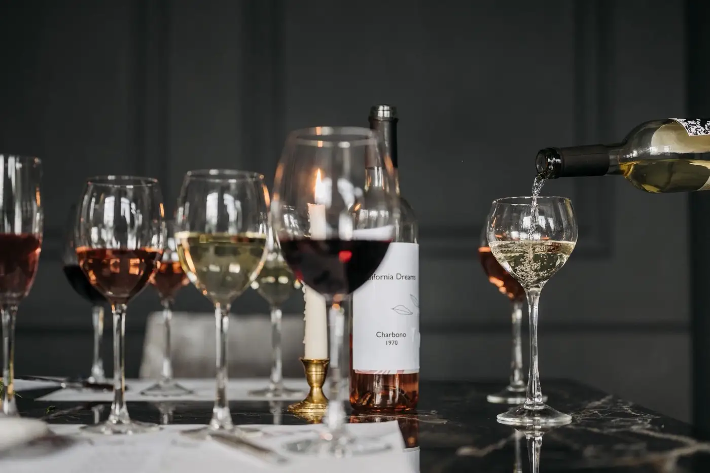 Un vin blanc versé dans un verre de dégustation.