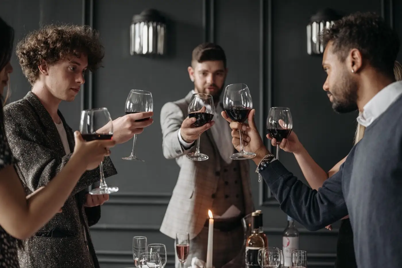 Des amis trinquent au vin pendant un dîner.