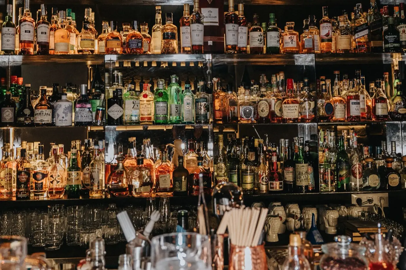 Les étagères à bouteilles d'un bar.