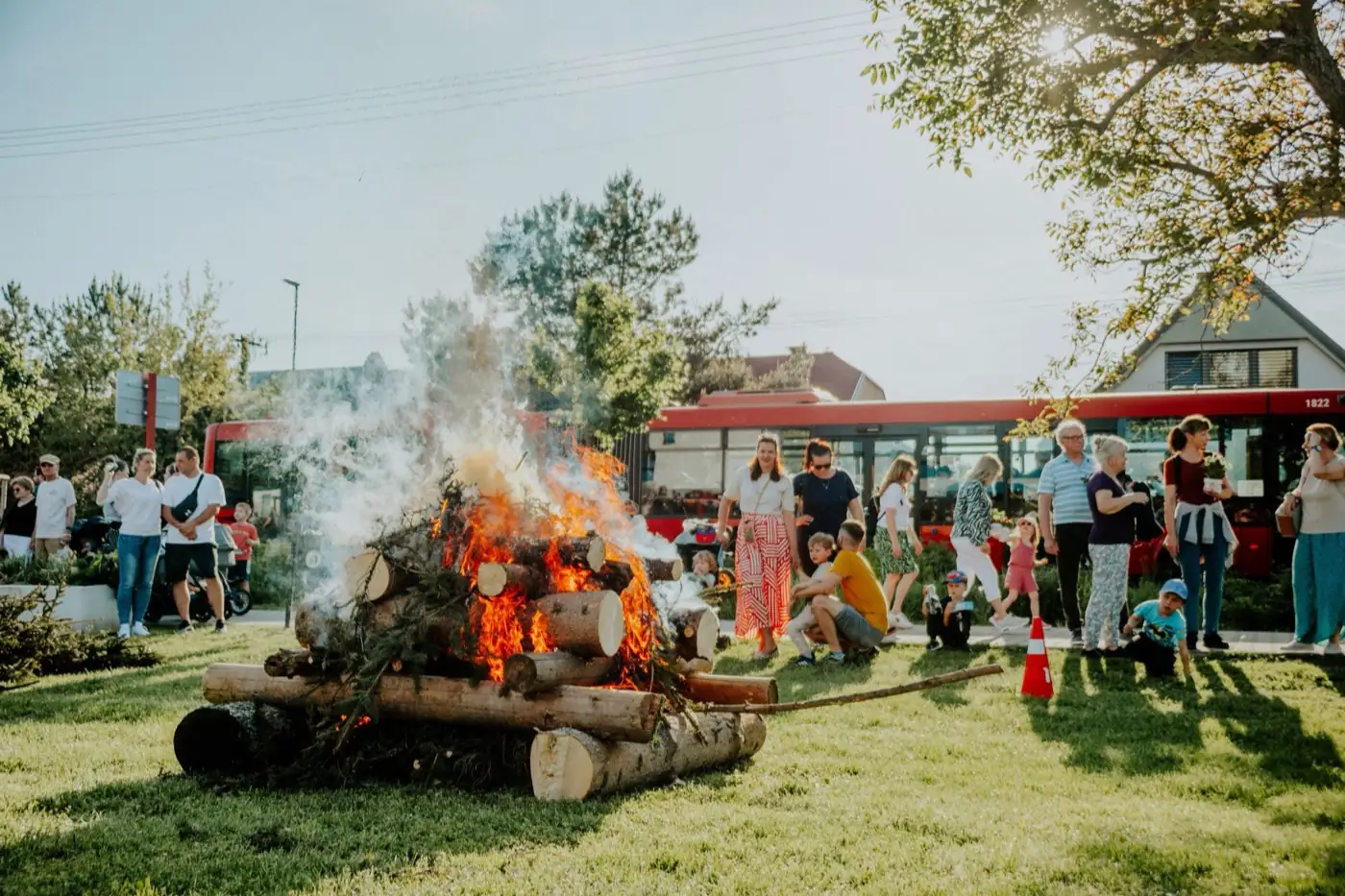 Une fête de village autour d'un feu.