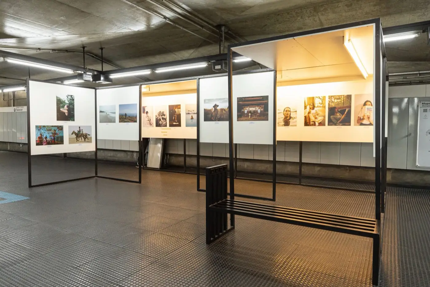 Une galerie d'art et ses cimaises.
