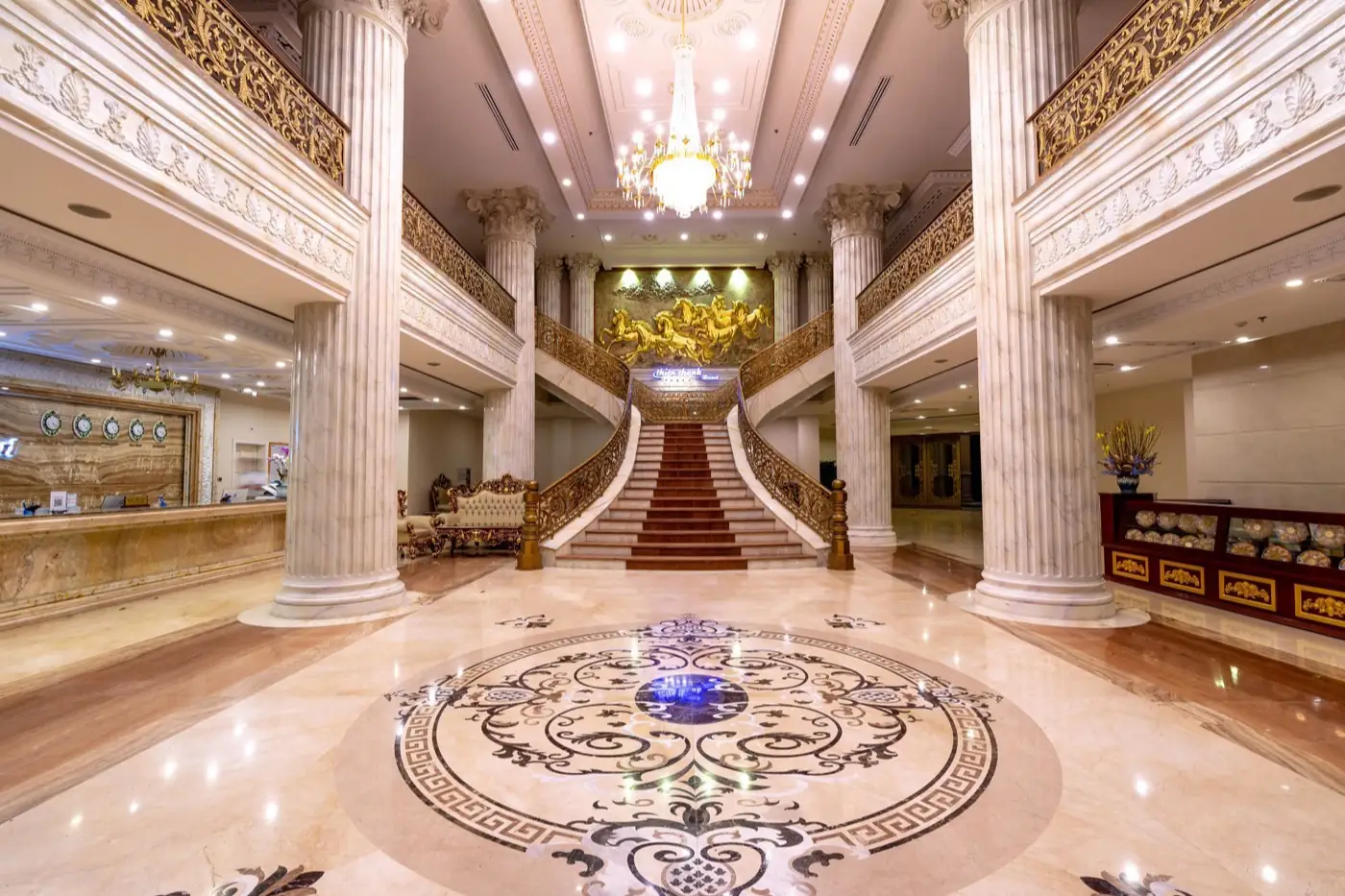 Le hall d'un hôtel de luxe.
