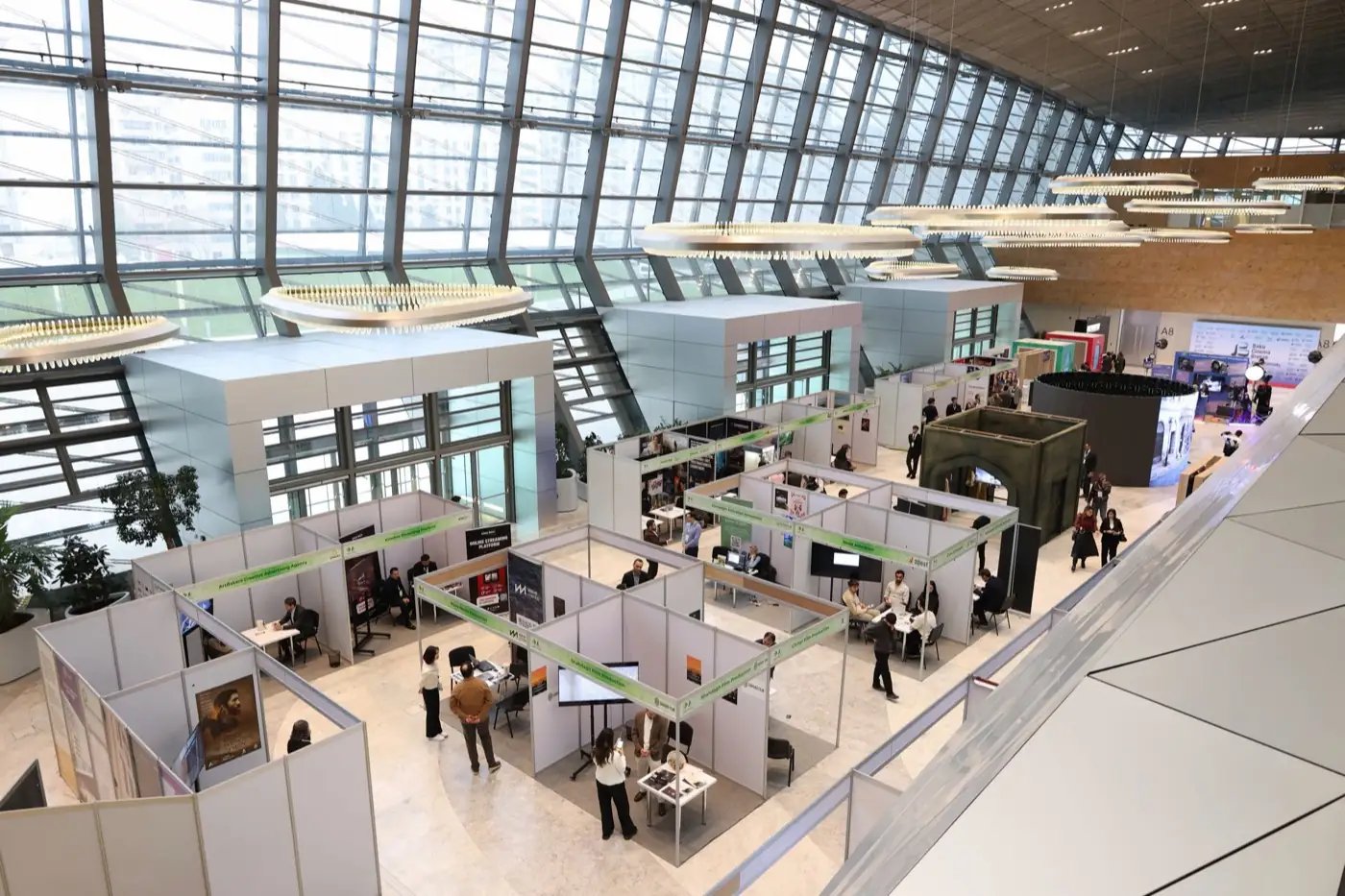 Le hall d'un salon professionnel et ses stands.