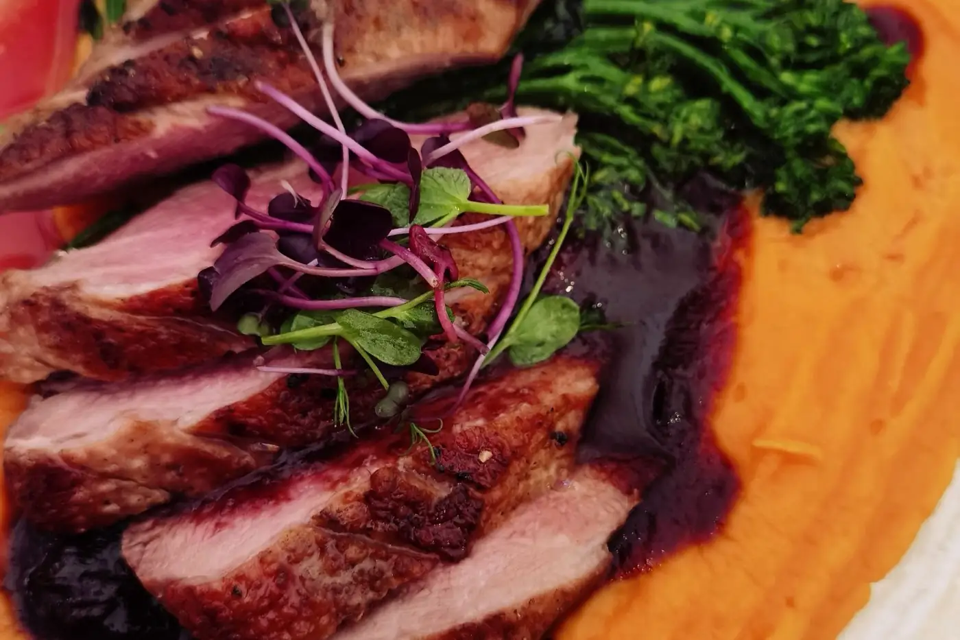 Un magret de canard tranché, dressé à l'assiette.
