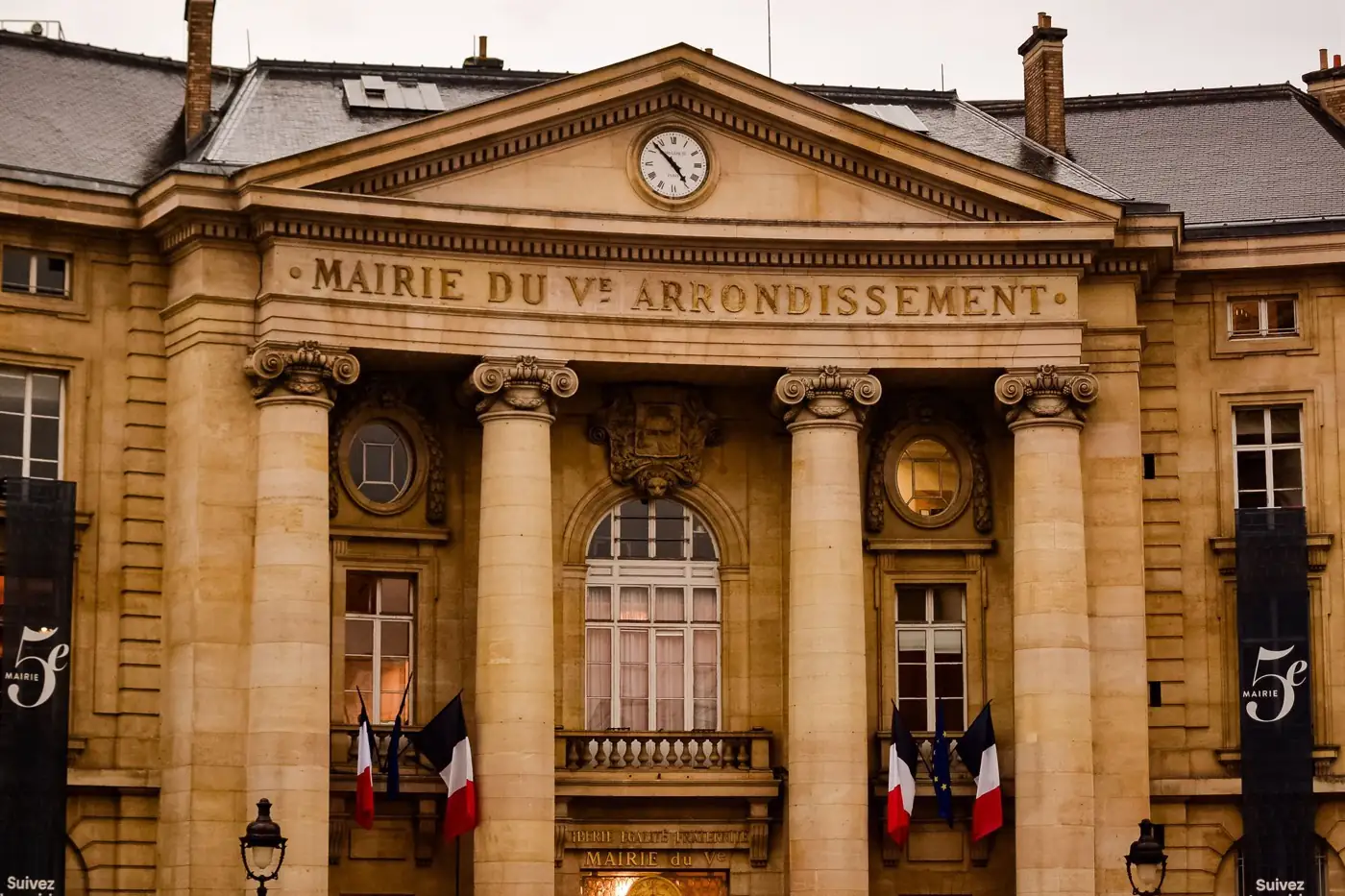 La façade d'une mairie française.