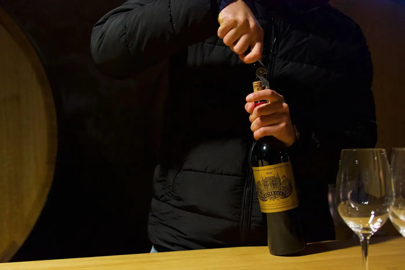 Débouchage d'une bouteille pendant une dégustation, à Margaux.