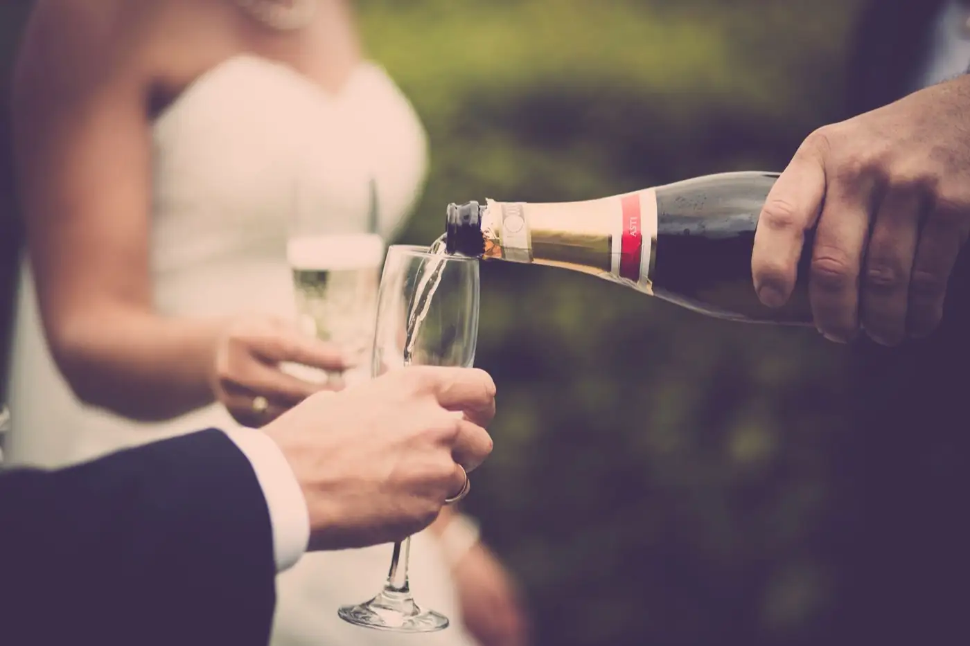 Champagne servi dans une flûte pendant un mariage.