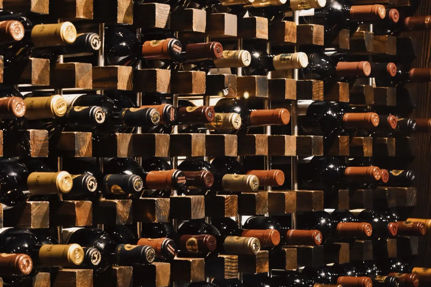 Un mur de bouteilles couchées.
