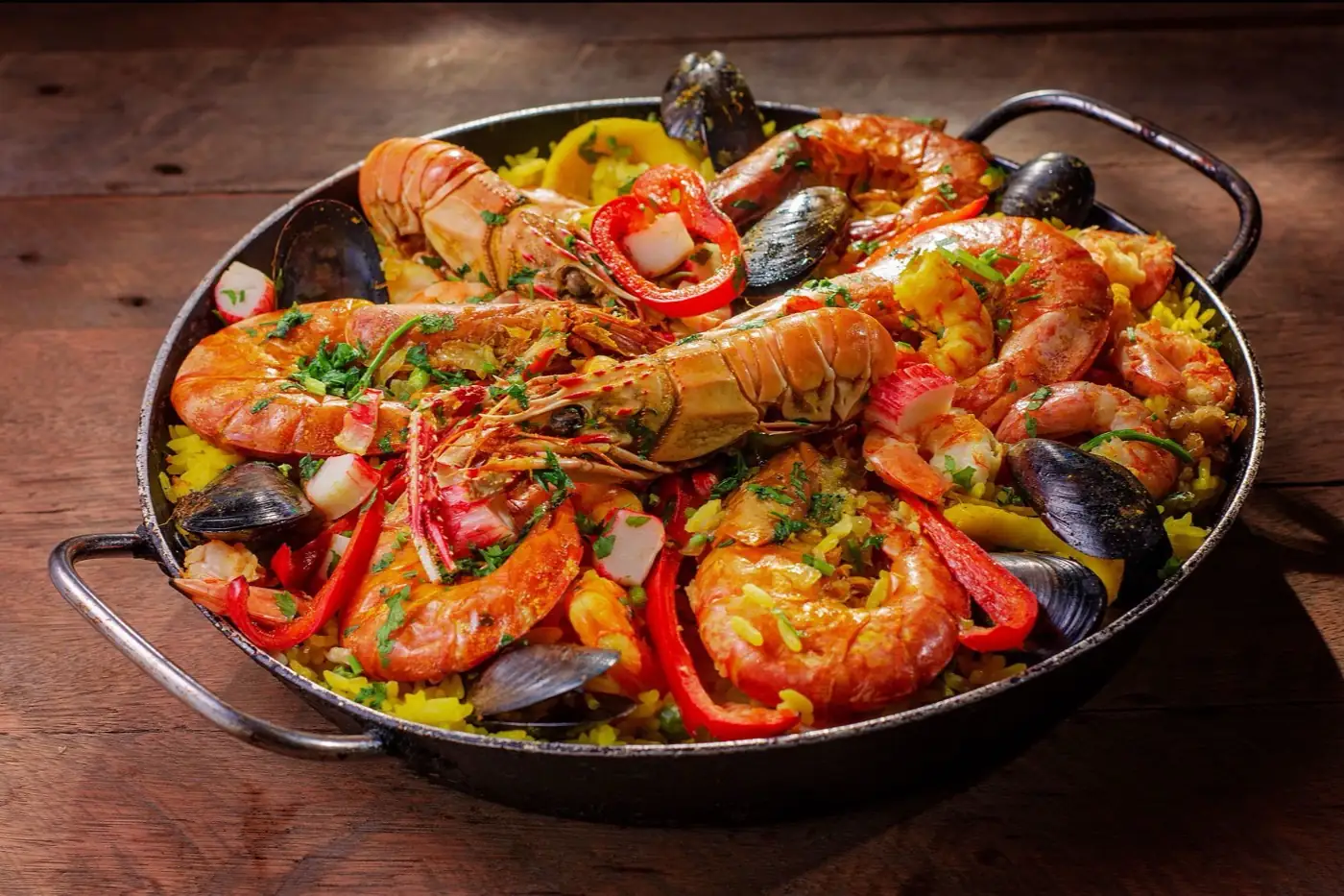 Une paella aux langoustines dans son plat.