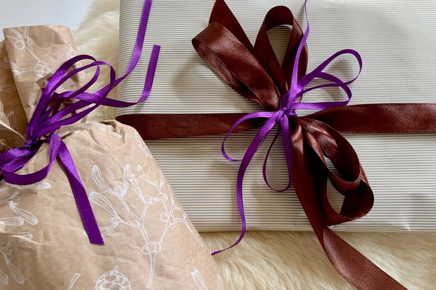 Des paquets cadeaux enrubannés pour Noël.