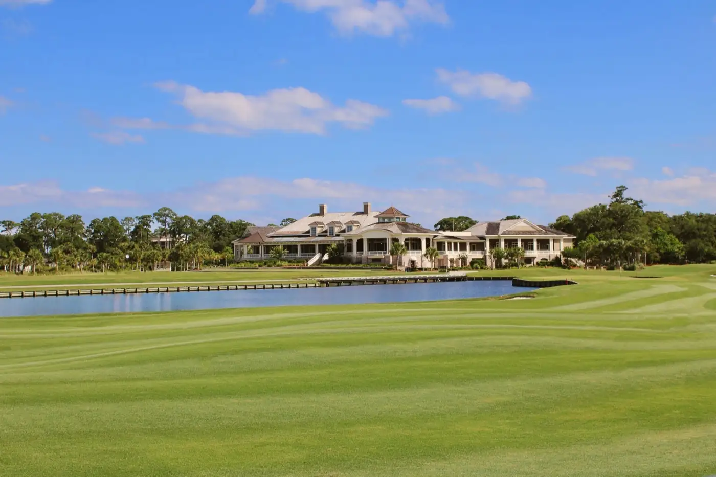 Un parcours de golf et son club-house.