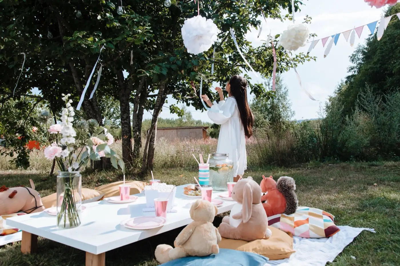 Une table de pique-nique dressée dans un jardin.