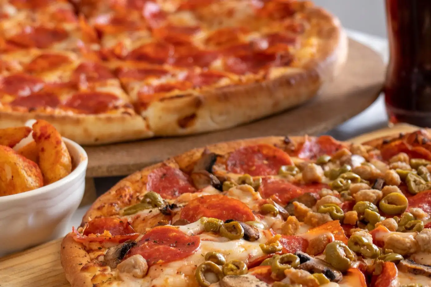 Une pizza au sortir du four.