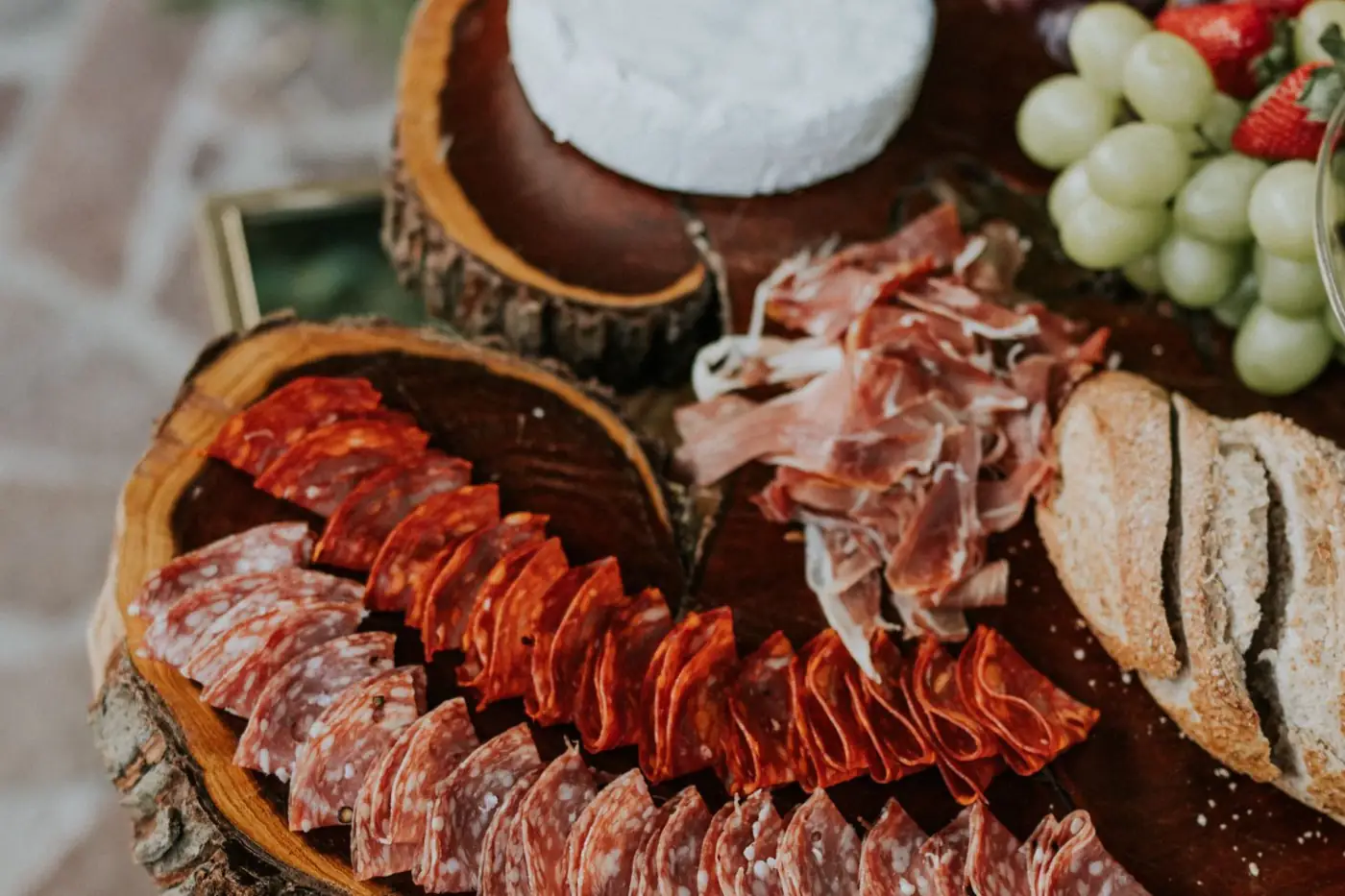 Une planche de charcuterie et de pain.