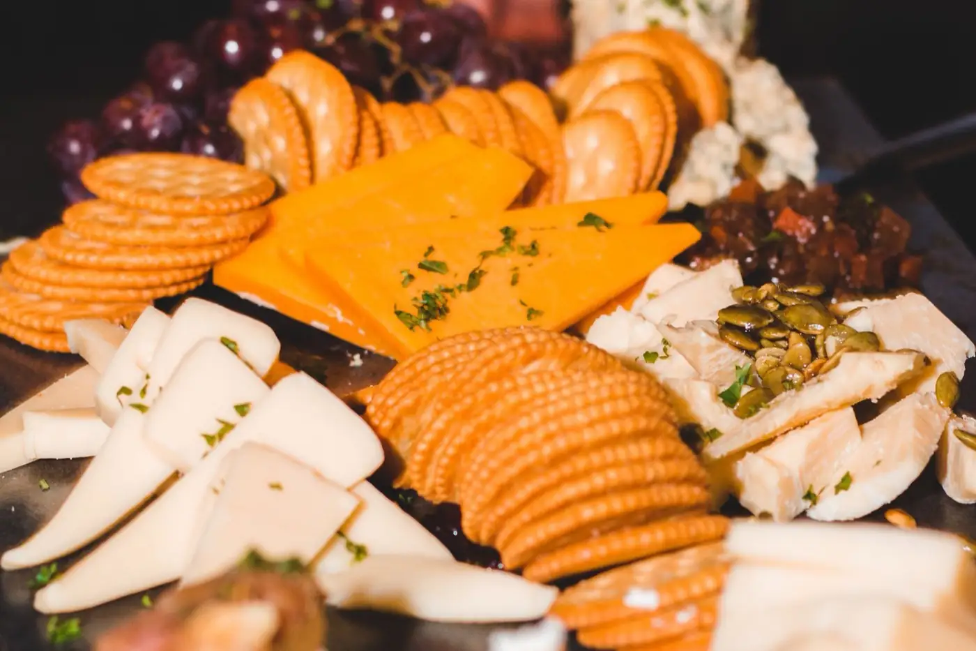 Un plateau de fromages et de crackers sur une table.