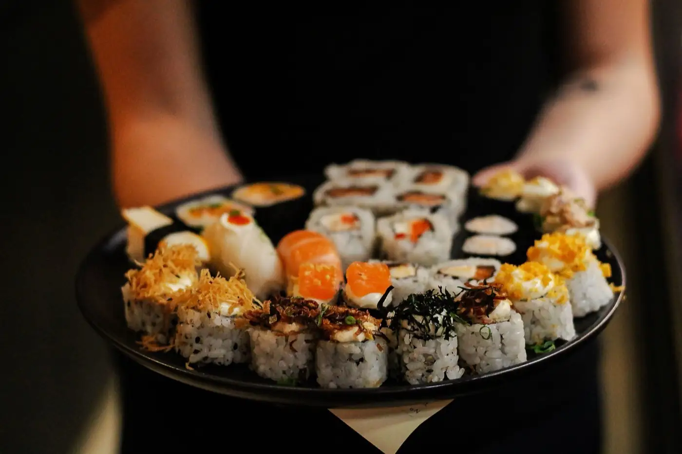 Un plateau de sushis et de makis.